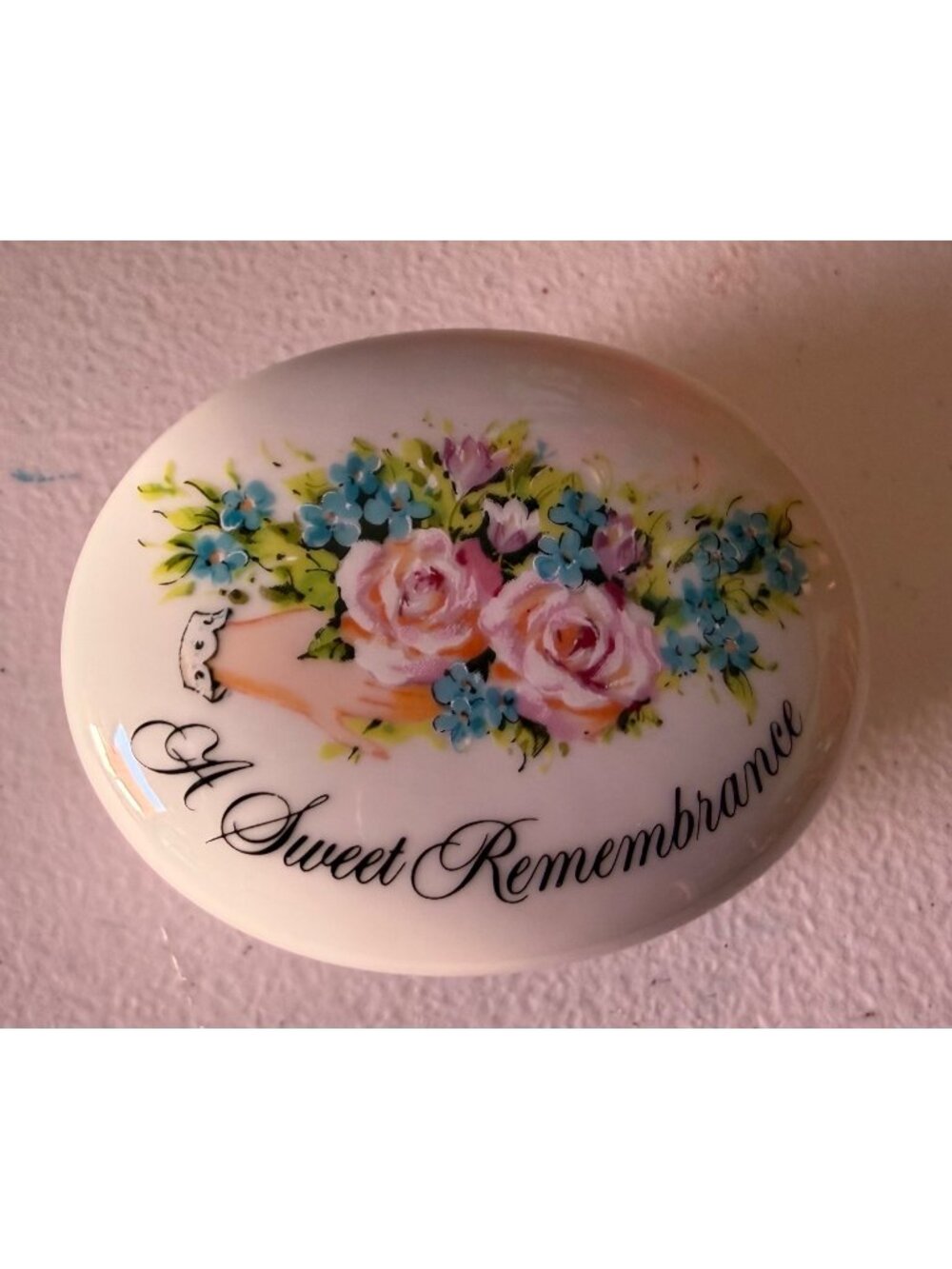 Avon Valentine's Day 1982 A Sweet Remembrance A Token of Love Trinket Box